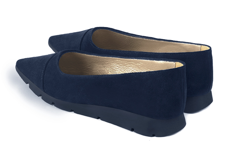 Navy blue women's ballet pumps, with wedge soles. Pointed toe. Flat rubber soles. Rear view - Florence KOOIJMAN
